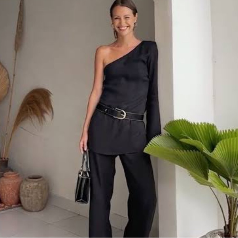 DISSH One-Shoulder Black Long Sleeve Top - Picture 3 of 9